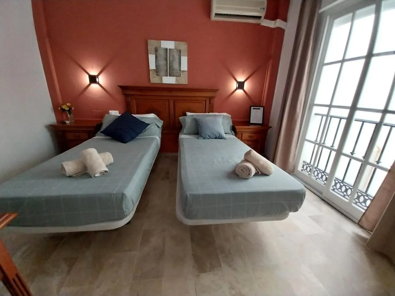 Hostal Montys Nerja Auberge de jeunesse